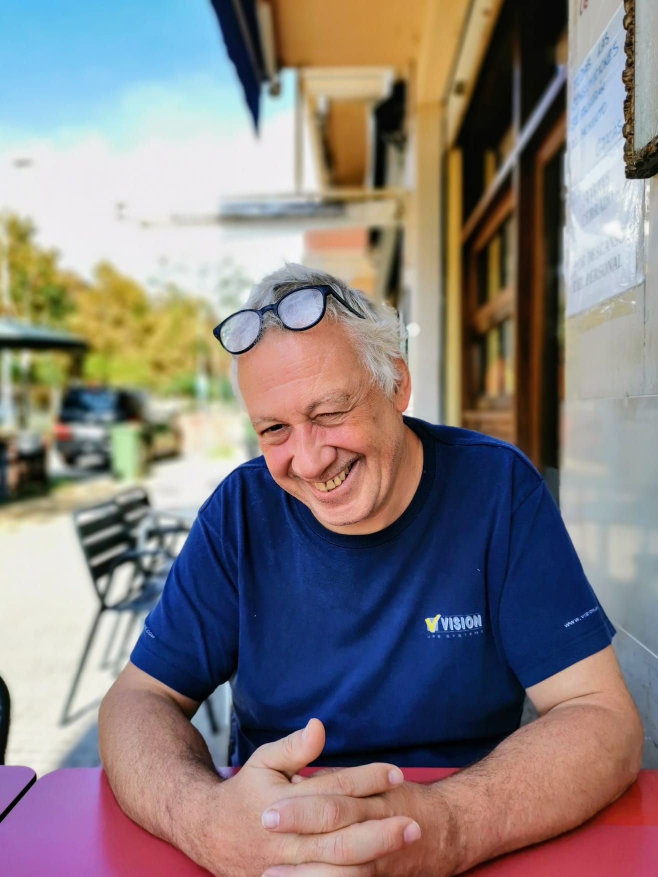 Alain Roufosse, souriant, attablé en terrasse